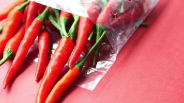 Yerdeki plastik torbada kurutulmuş biber. .
