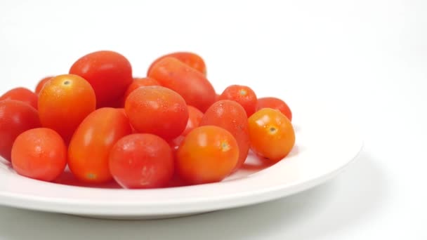 红樱桃西红柿放在白底盘上 — 图库视频影像