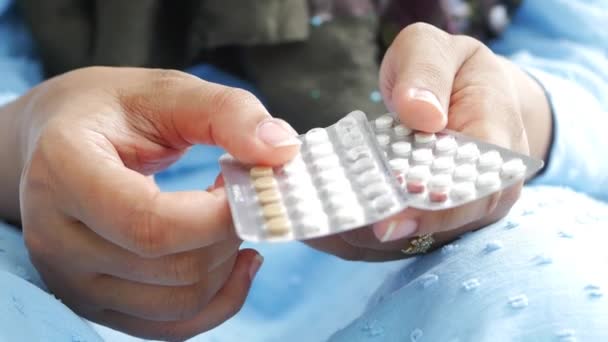 Kobiety Ręka Golding Pigułki Antykoncepcyjne Zbliżenie — Wideo stockowe