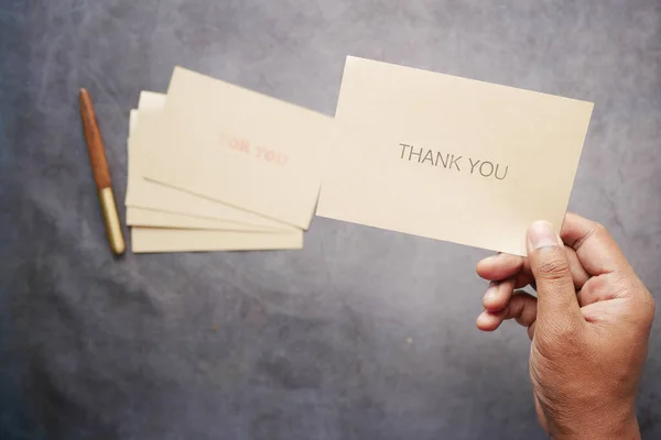 Zbliżenie Człowiek Ręka Czyta Podziękowania List — Zdjęcie stockowe