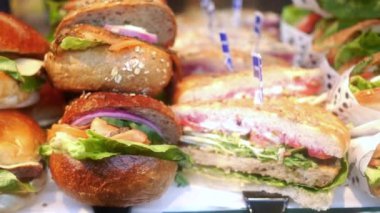 Singapur 'daki yerel mağazada hamburgerler satılık. ,