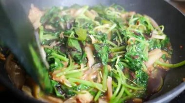 Ispanak ve Kral karides pişirirken. ,