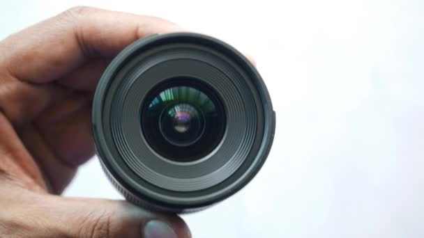 Vista Superior Segurar Uma Lente Câmera — Vídeo de Stock
