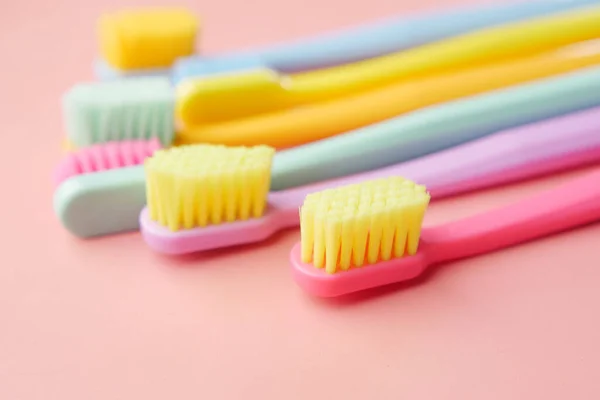 Πολύχρωμες Οδοντόβουρτσες Line Ροζ Φόντο — Φωτογραφία Αρχείου