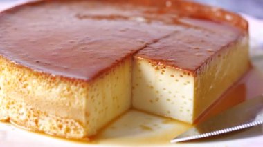  Masadaki tabakta karamel kremalı puding. ,