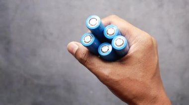 Kara arkaplan üzerindeki bataryaları kapat .