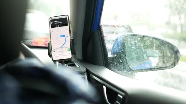 Taxichauffeur Met Behulp Van Bril Kaart Smartphone — Stockvideo