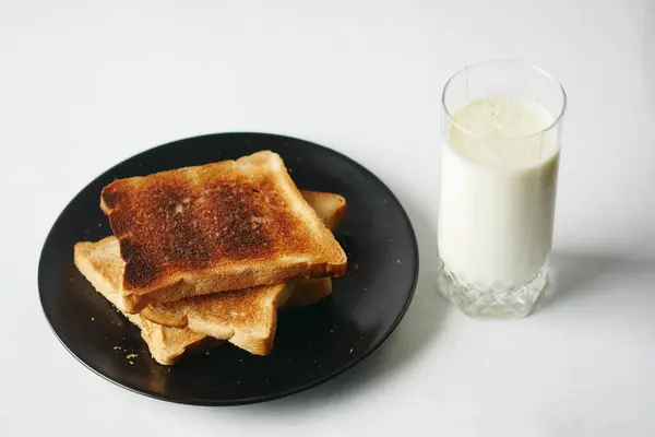 Masada Bir Bardak Süt Kızarmış Ekmek — Stok fotoğraf