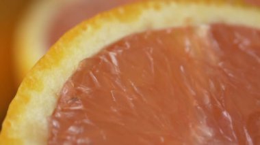 Bir kasede bir dilim portakal meyvesini yakın. .