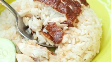 Singapur tavuk eti ve pirinç tabakta. ,