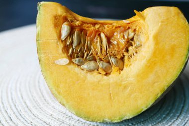  Kopya alanı olan bir masada küçük bir balkabağı ,