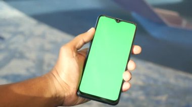 Akıllı telefon kullanarak genç adamın elini kapat.