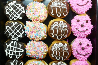 Çikolatalı çörekler yerel mağazada satılık. ,