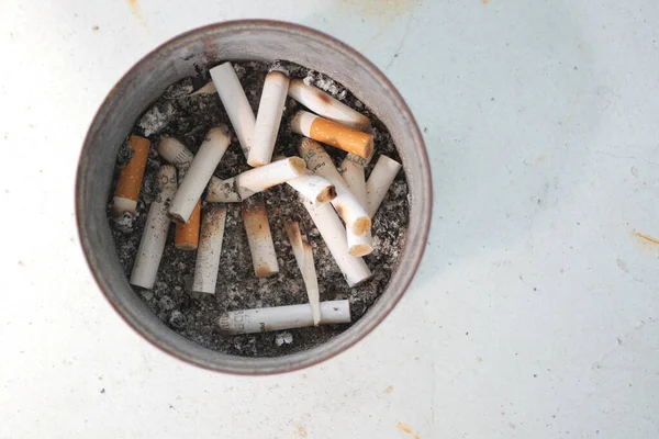 Κοντινό Κάψιμο Τσιγάρου Στο Τασάκι — Φωτογραφία Αρχείου