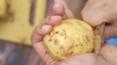 Bir kasedeki çiğ patatesi yakın çekim. ,