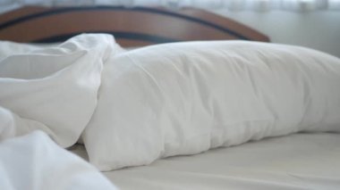 Sabahın köründe dağınık yatak, uyandıktan sonra dağınık yatak. .