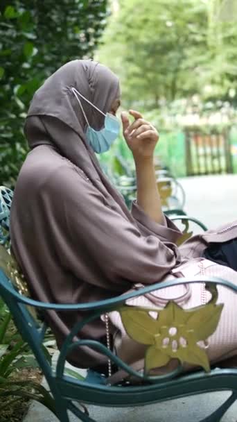 Mulher Muçulmana Pensativo Com Máscara Gripe Olhando Para Longe — Vídeo de Stock