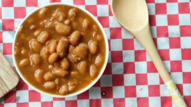 Masadaki kasede muhafaza edilmiş soya fasulyesi. ,