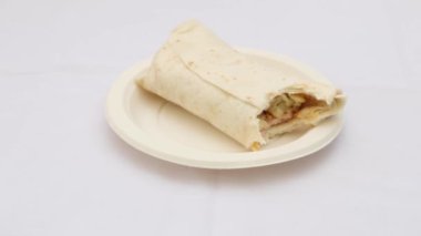 Kadınlar el emeği ile tavuk yiyor. ,