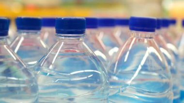 Bir sırada maden suyu şişesi. ,