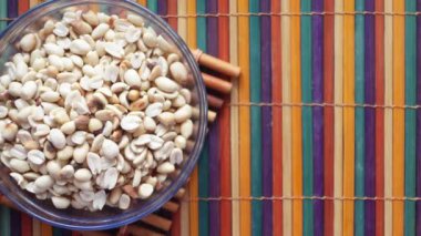 Masanın üstündeki kasede işlenmiş bezelye fıstığı.