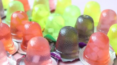 Masadaki renkli jöleyi kapat.,.