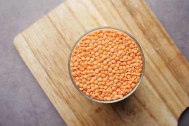 Bir kase pişmemiş dhal beyaz üzerine