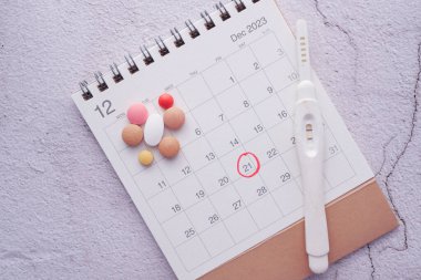 Bir takvimde hamilelik testi kiti kapat ,