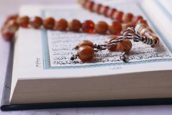 Buku Suci Quran Dan Rosario Atas Meja Tutup — Stok Foto