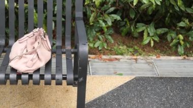 Kadınlar el çantasını sahilde bırakmışlar.,