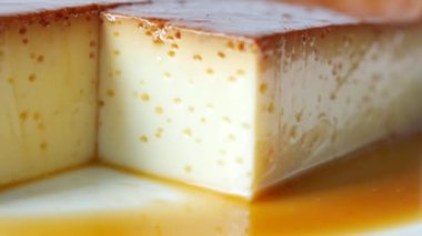  Masadaki tabakta karamel kremalı puding. ,