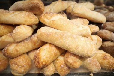 Fırında cam pencereli fırında hamur işi. 