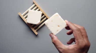 Siyah arka planda ev yapımı doğal sabun çubuğu .