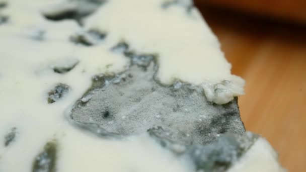 テーブルの上の青いチーズの詳細ショット — ストック動画