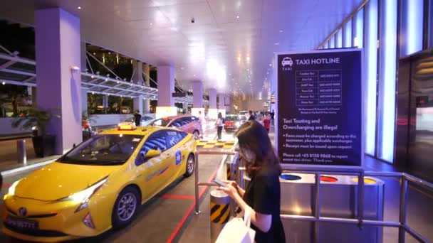 Singapore June 2022 Citycab Car Night Marina Bay Taxi Stand — Stockvideo