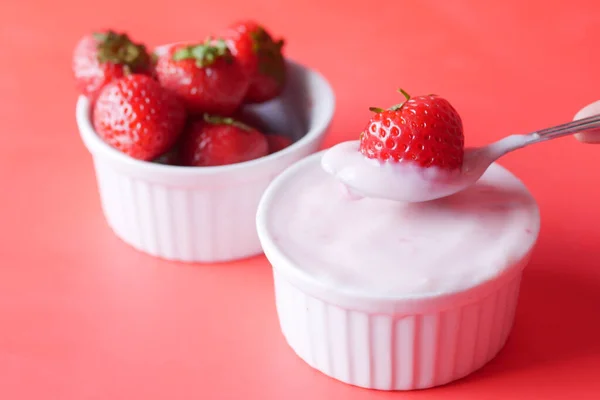 Jogurt Truskawka Misce Białym — Zdjęcie stockowe