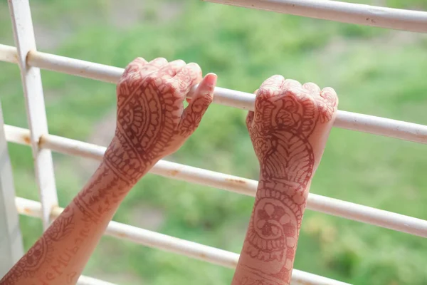 Visão Traseira Criança Com Hena Mão — Fotografia de Stock