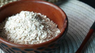 Kavrulmuş yulaf gevreğini masaya yakın. ,