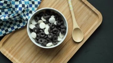 Masadaki çikolatalı mısır gevreğinin üst görüntüsü. ,