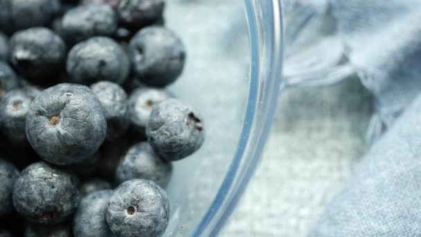 用水滴把新鲜的蓝莓包好 — 图库视频影像