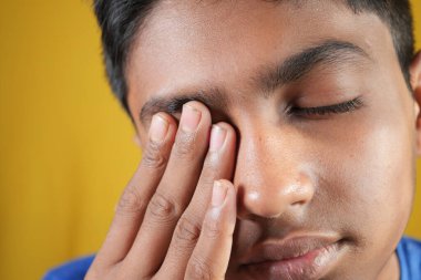  Üzgün olmak güçlü göz ağrısından zarar görmektir.,