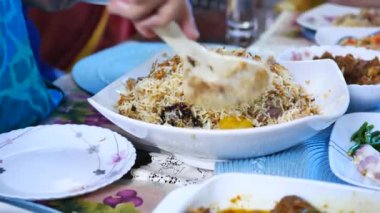  Masadaki kasede tavuk biryani yemeği