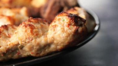 Seekh Kebap 'ın tabakta detaylı bir fotoğrafı. ,