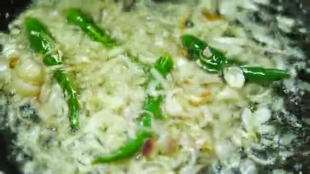 把洋葱放在菜油上放进油锅里 — 图库视频影像