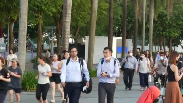 Grupp Människor Promenader Tillsammans Marina Bay — Stockvideo