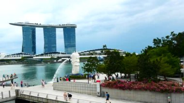 Singapur 12 Haziran 2022 Merlion Park 'ta insanlar ve otel binaları ,