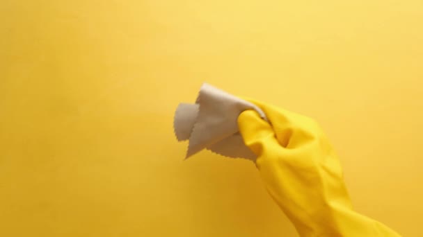 Hand Gelben Gummihandschuhen Reinigungstisch Mit Tuch — Stockvideo