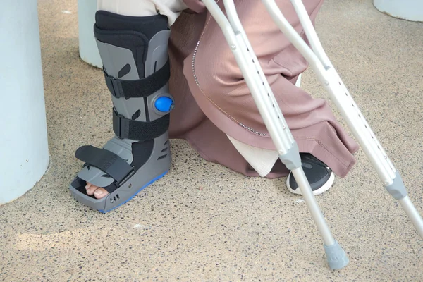 Ženy Zlomené Nohy Šedou Plastovou Botou Kotník Rovnátka Zranění Chrání — Stock fotografie