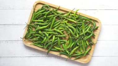 Masanın üstüne düşen yeşil biber resmi. ,