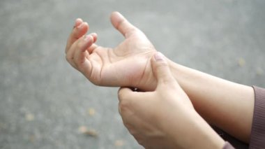  Genç kadın elleri bilek ağrısı çekiyor.,